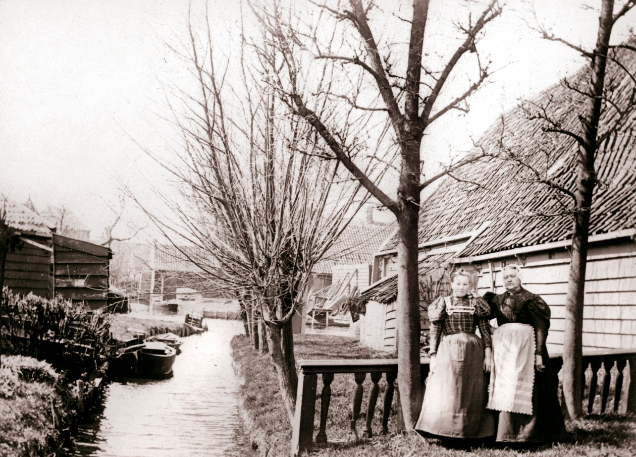 Två kvinnor på en kanalbank, Broek, Nederländerna, 1898. av James Batkin