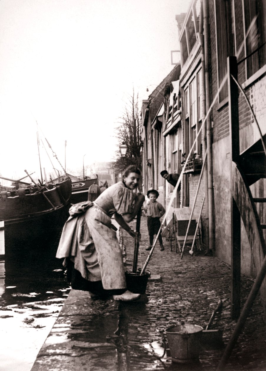 Kvinna som torkar gatan, Dordrecht, Nederländerna, 1898. av James Batkin
