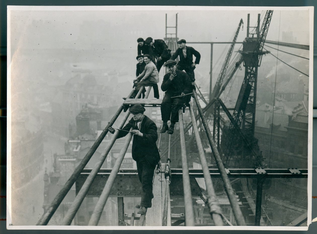 Arbetare satt betänkligt högt uppe på den framväxande Tyne Bridge 1927 av James Geddie