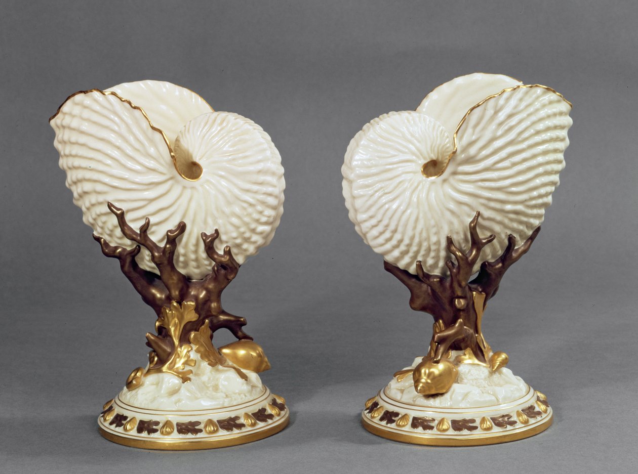 Par Worcester-vaser formade som Nautilus-skal, 1880 porslin av James Hadley