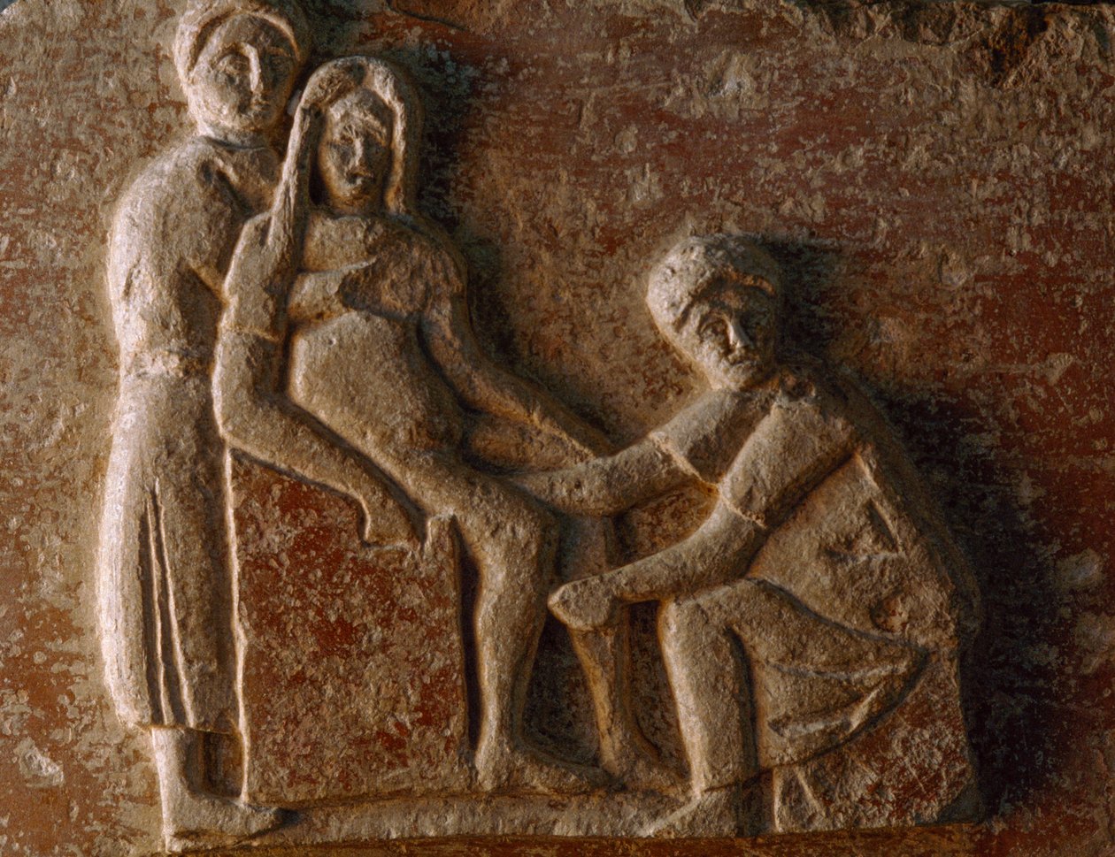 En relief från en romersk mans och hustrus grav visar en kvinna som föder barn. Museo A... av James L Stanfield