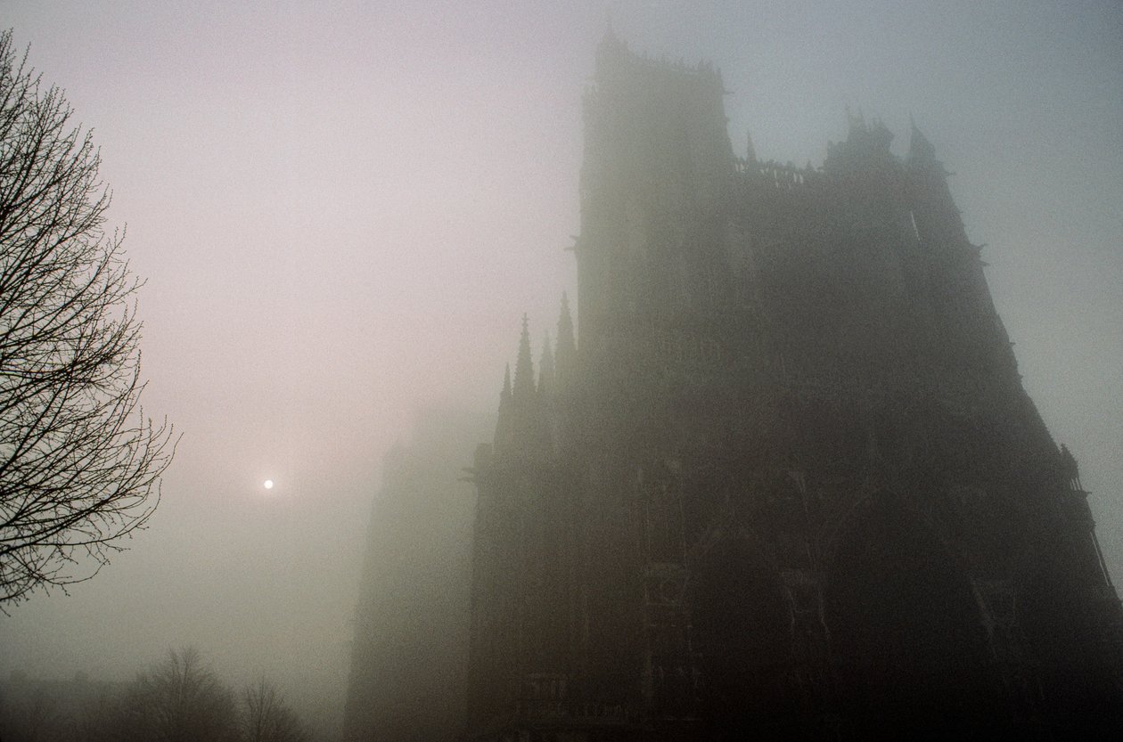 Vy i morgondimman över Notre-Dame i Amiens. NOTRE-DAME-KATEDRALEN, AMIENS,... av James L Stanfield