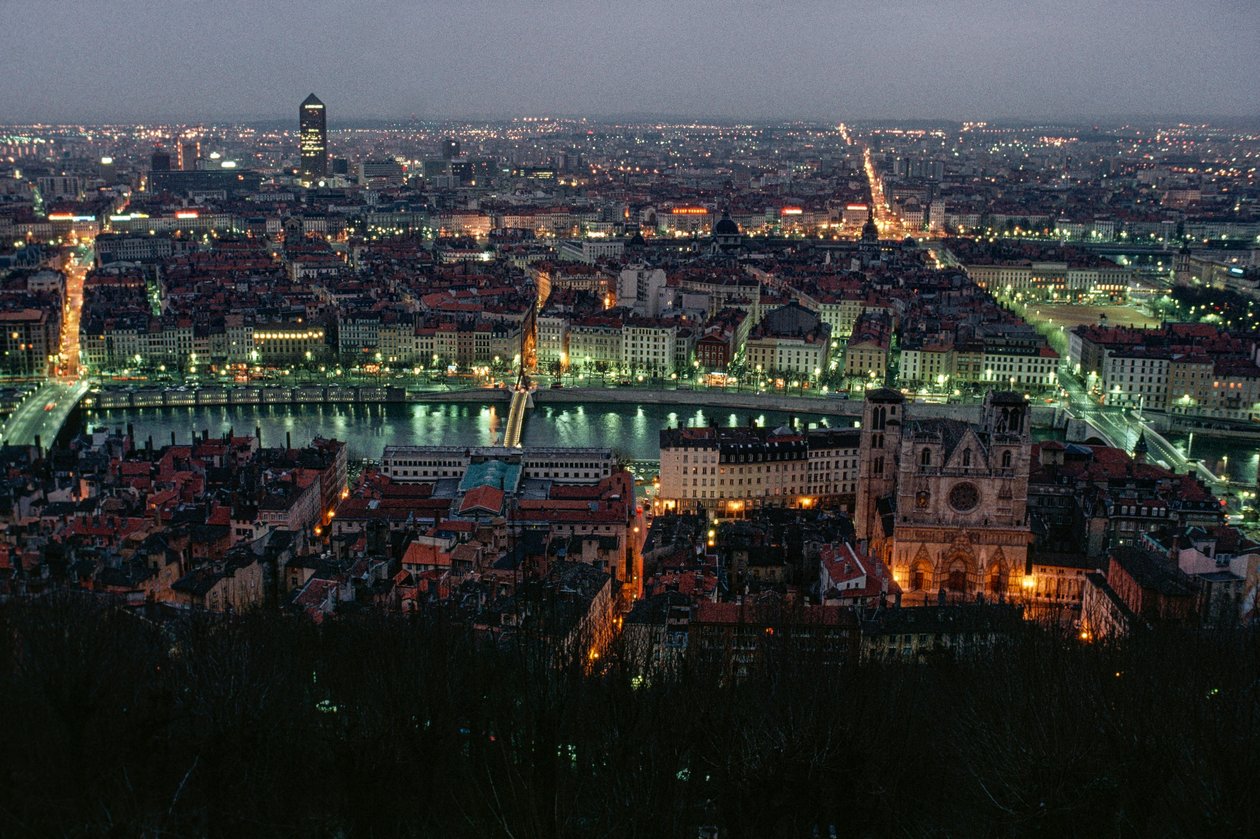 Vy över Lyon mellan Pont de la Feuillite och Pont Bonaparte vid tvåtiden ght.... av James L Stanfield