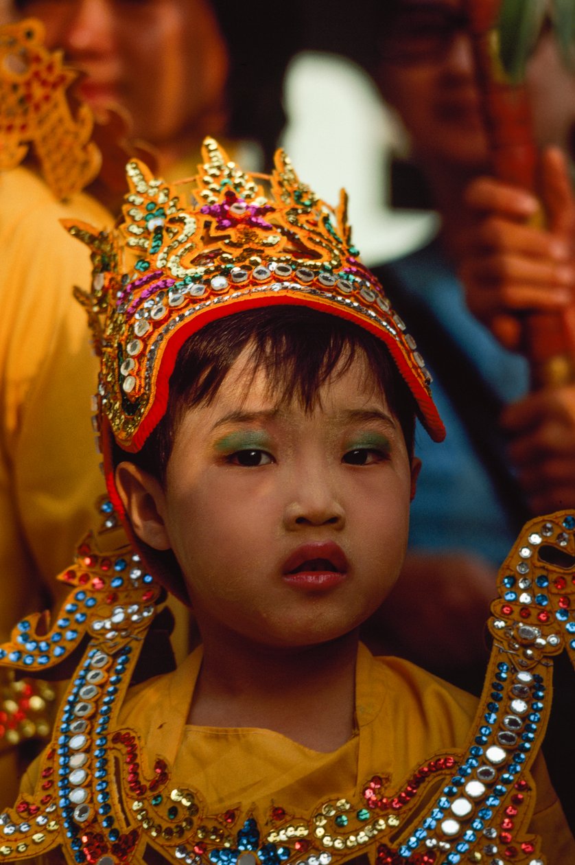 En ung tillbedjare vid Tabaung-festivalen. Shwe Dagon-pagoden, Rangoon, Burma. av James L Stanfield