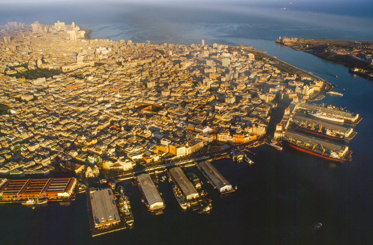 Flygfoto över Gamla Havanna, Havannas hamn, Canal del Puerto, Bahia de la Ha... av James L Stanfield