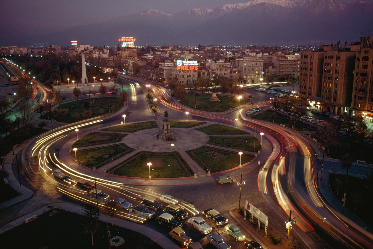 Bil, stadens ljus lyser upp Plaza Baquedano. Santiago, Chile av James L Stanfield