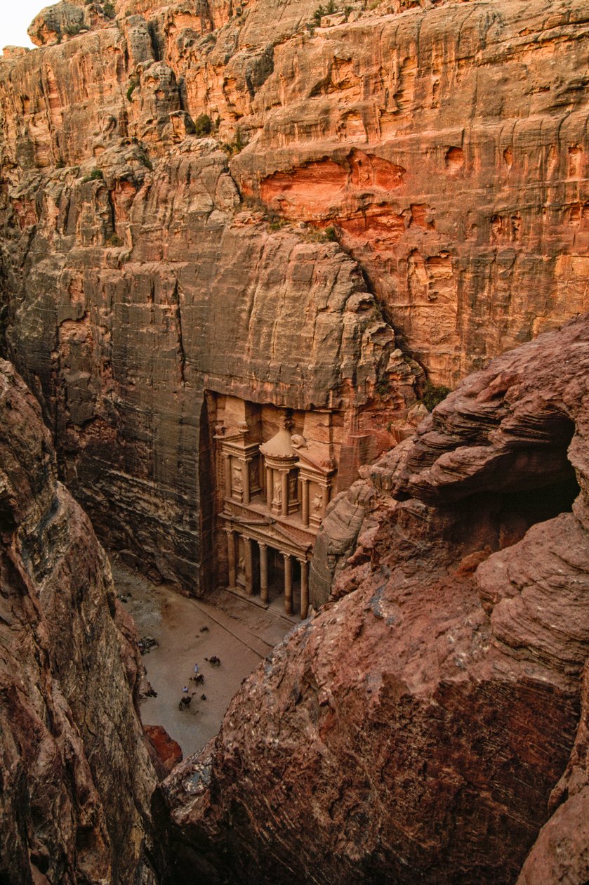 Upphöjd vy över det nabatéiska templet Al-Khazneh akd Faraos skattkammare... av James L Stanfield