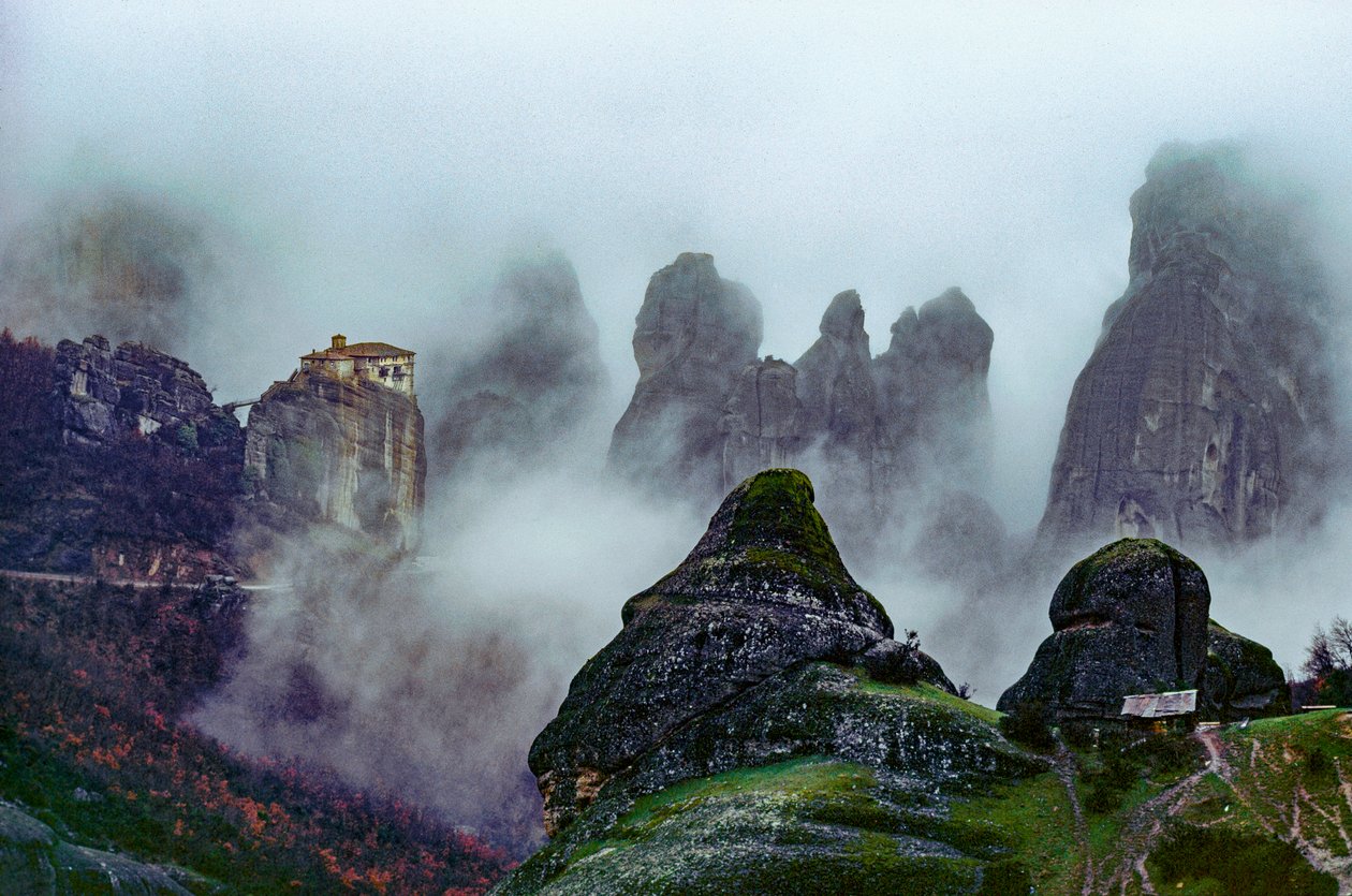 Kloster från 1300-talet, bergsformationer insvepta i dimma. Klostret Meteora... av James L Stanfield
