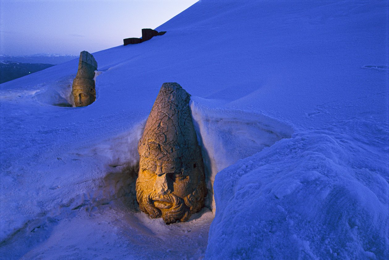 Begravningsmonument i Nemrut Dagi begravda i snö. Nemrut Dagi, berget Nemrut, Turkiet av James L Stanfield
