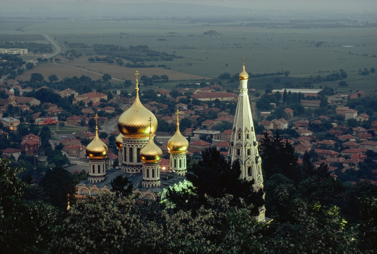 Shipka Memorial Church höjer sina förgyllda kupoler över dalen. SHIPKA, VALLEY OF THE... av James L Stanfield