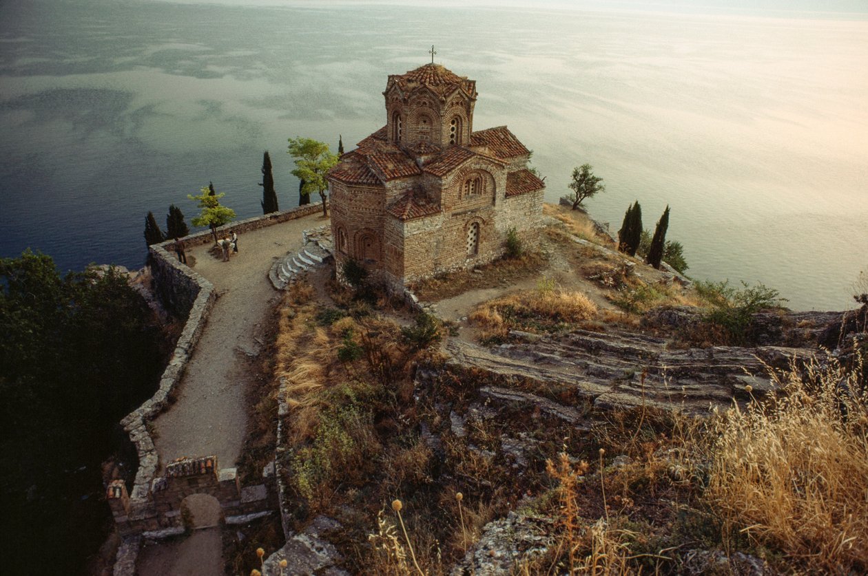 Ohrid-regionen är ett världsarv. KYRKAN SAINT JOHN KANEO, OHRIDSJÖN, JUGOSLAVIEN. av James L Stanfield