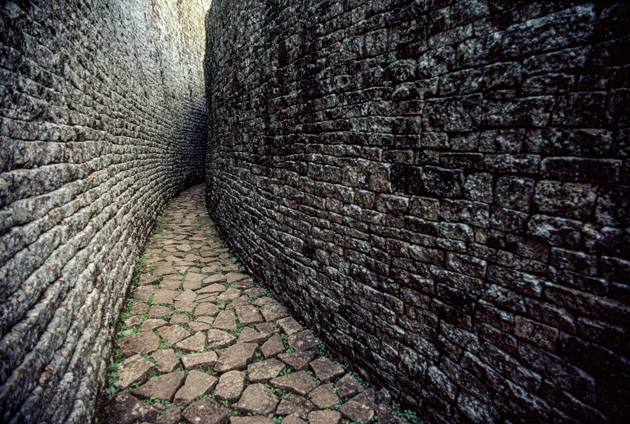Ruinerna av Great Zimbabwe byggdes mellan 1250 e.Kr. av James L Stanfield