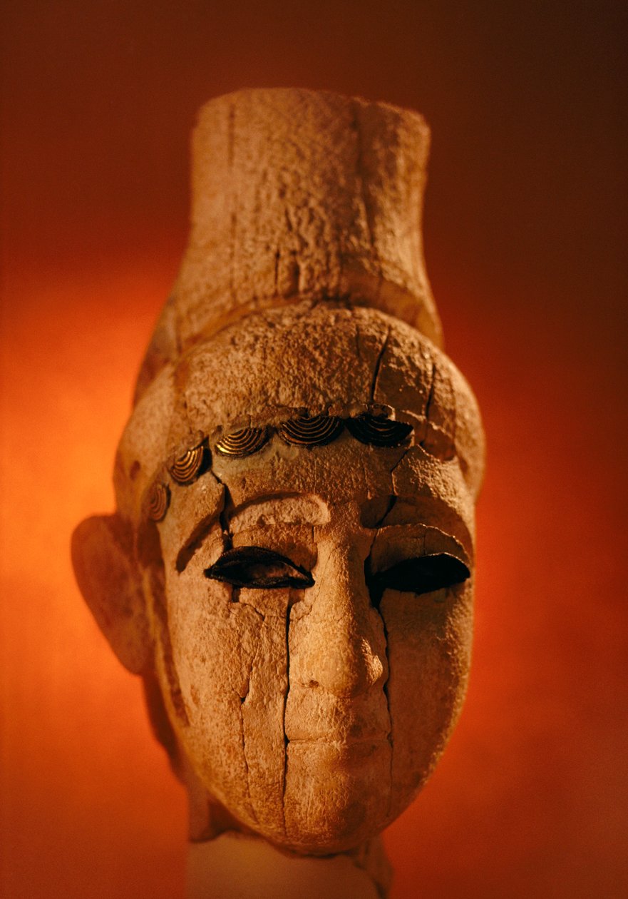 Denna ugaritiska skulptur föreställer ett poträtterat huvud, men kön och klass är okända. Damaskus, Syrien. av James L Stanfield