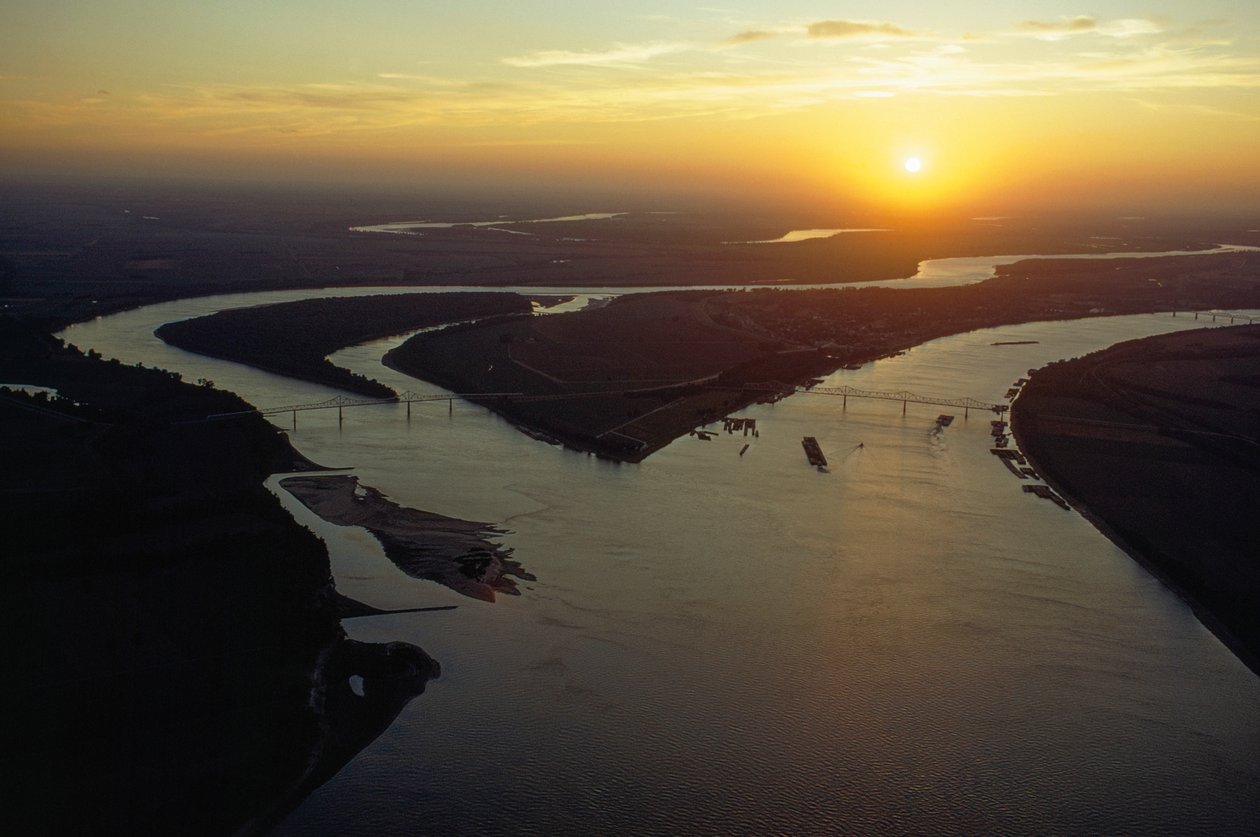 Skymningsfoto från luften av sammanflödet av floderna Ohio och Mississippi. Kairo, Illinois. av James L Stanfield