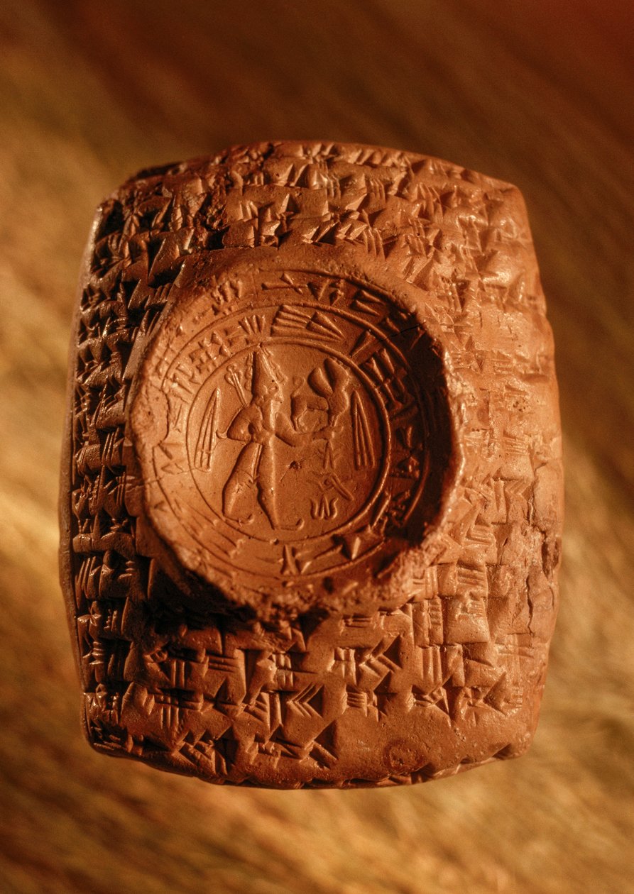 Vid utgrävningen upptäcktes denna brevförsegling från Ugarit med kilskrift och figursymboler. av James L Stanfield