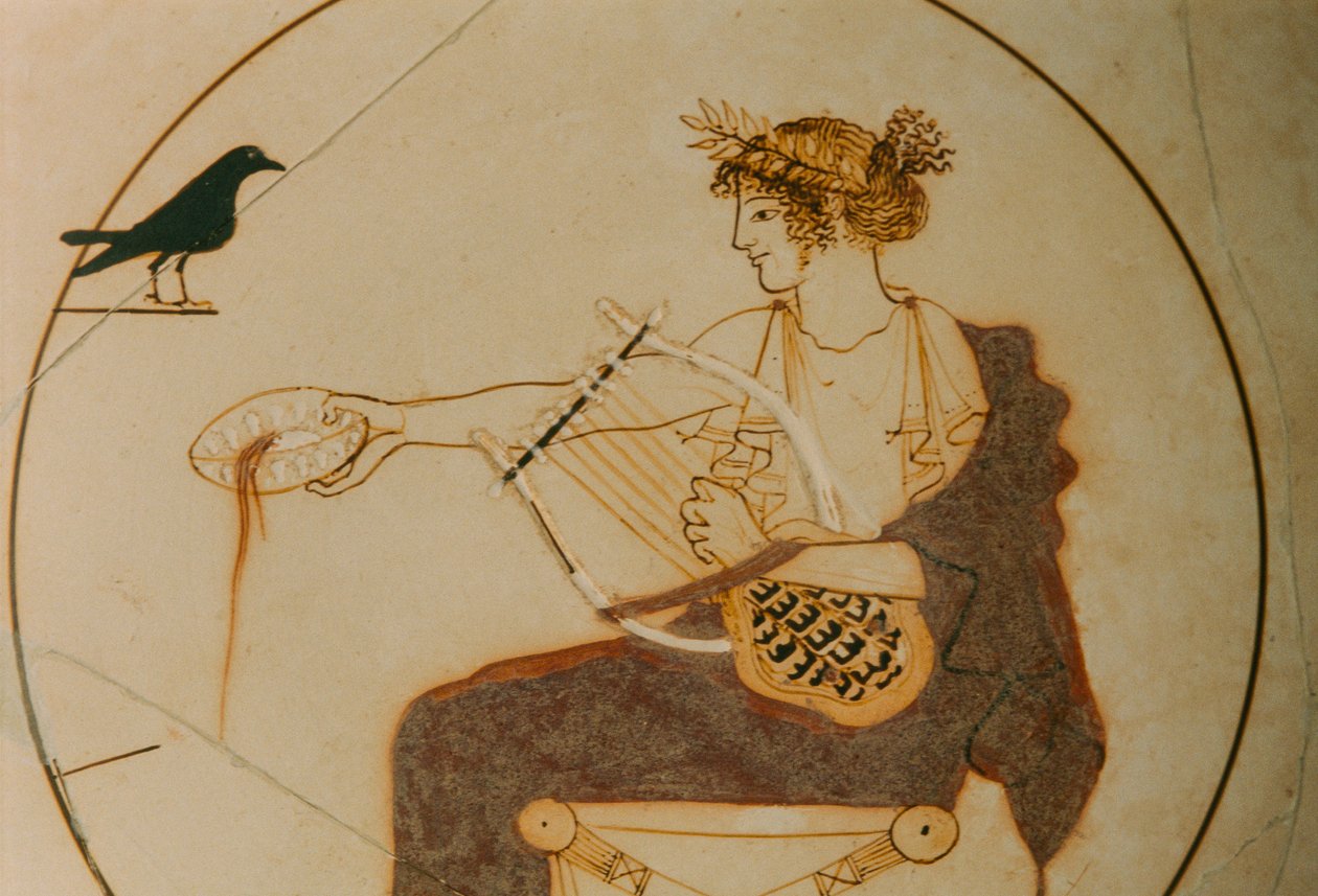 Vitgrundad kylix dekorerad med en framställning av Apollo. Guden sitter på en... av James L Stanfield