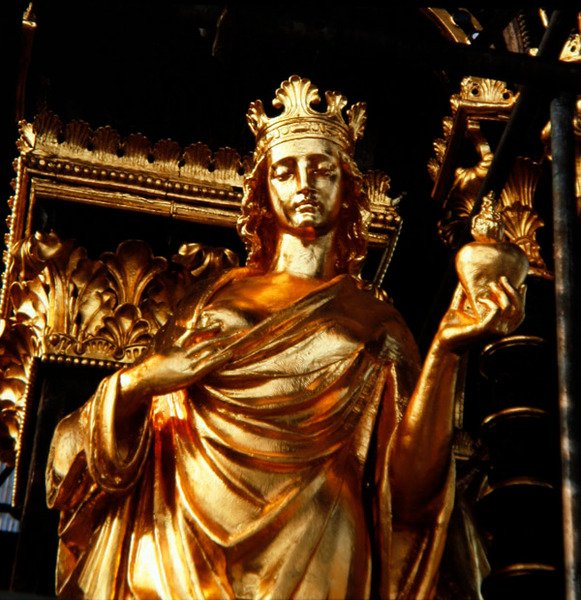 Välgörenhet, en av de fyra kristna dygderna från Albert Memorials baldakintorn, färdigställd 1876 (förgylld brons) av James Redfern