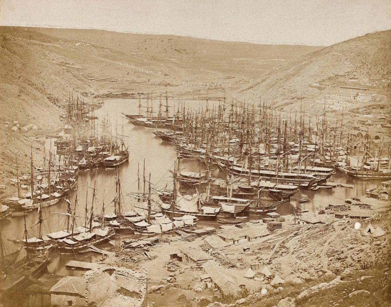 Balaklavas hamn, med utsikt mot norr, 1856 (sepiafoto) av James Robertson