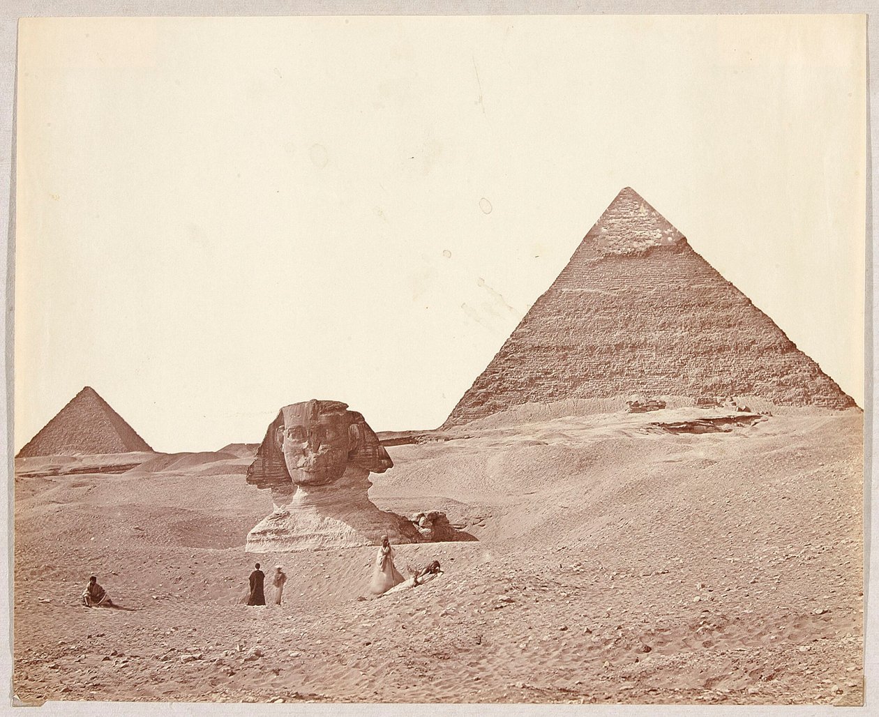 Egypten. Giza. Sfinxen med Cheops och Mykerinos pyramider i bakgrunden av James Robertson