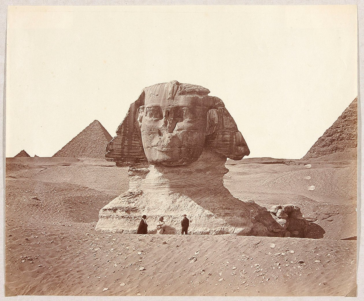 Egypten. Giza. Sfinxen med Mykerinos pyramid i bakgrunden av James Robertson
