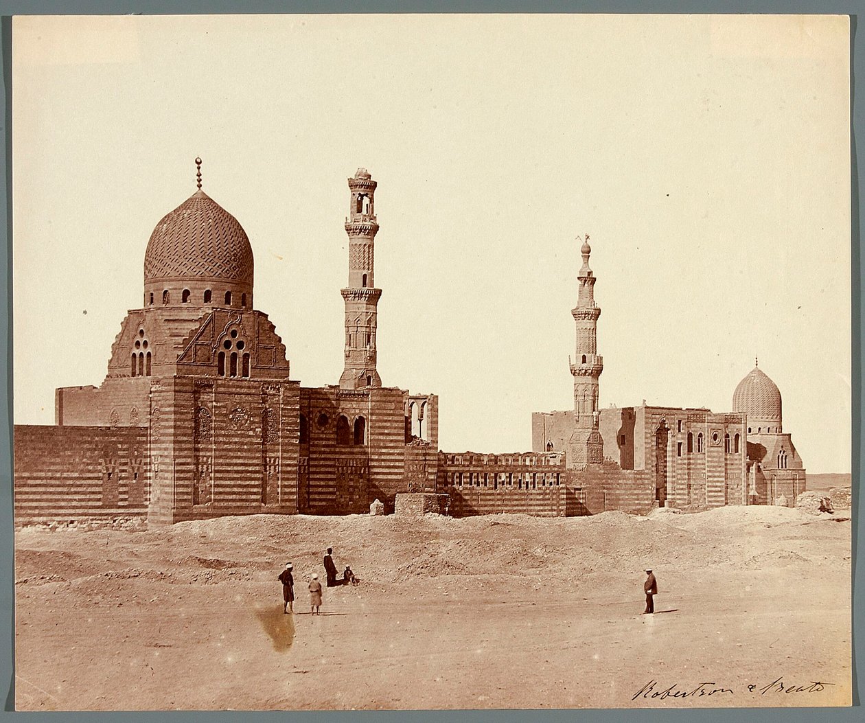 Egypten. Kairo. Två religiösa gravkomplex i den norra nekropolen: den mamlukiske sultanen Inals (mitten av 1400-talet) [till höger] och den mamlukiske emiren Kurkumas (början av 1500-talet) [till vänster] av James Robertson