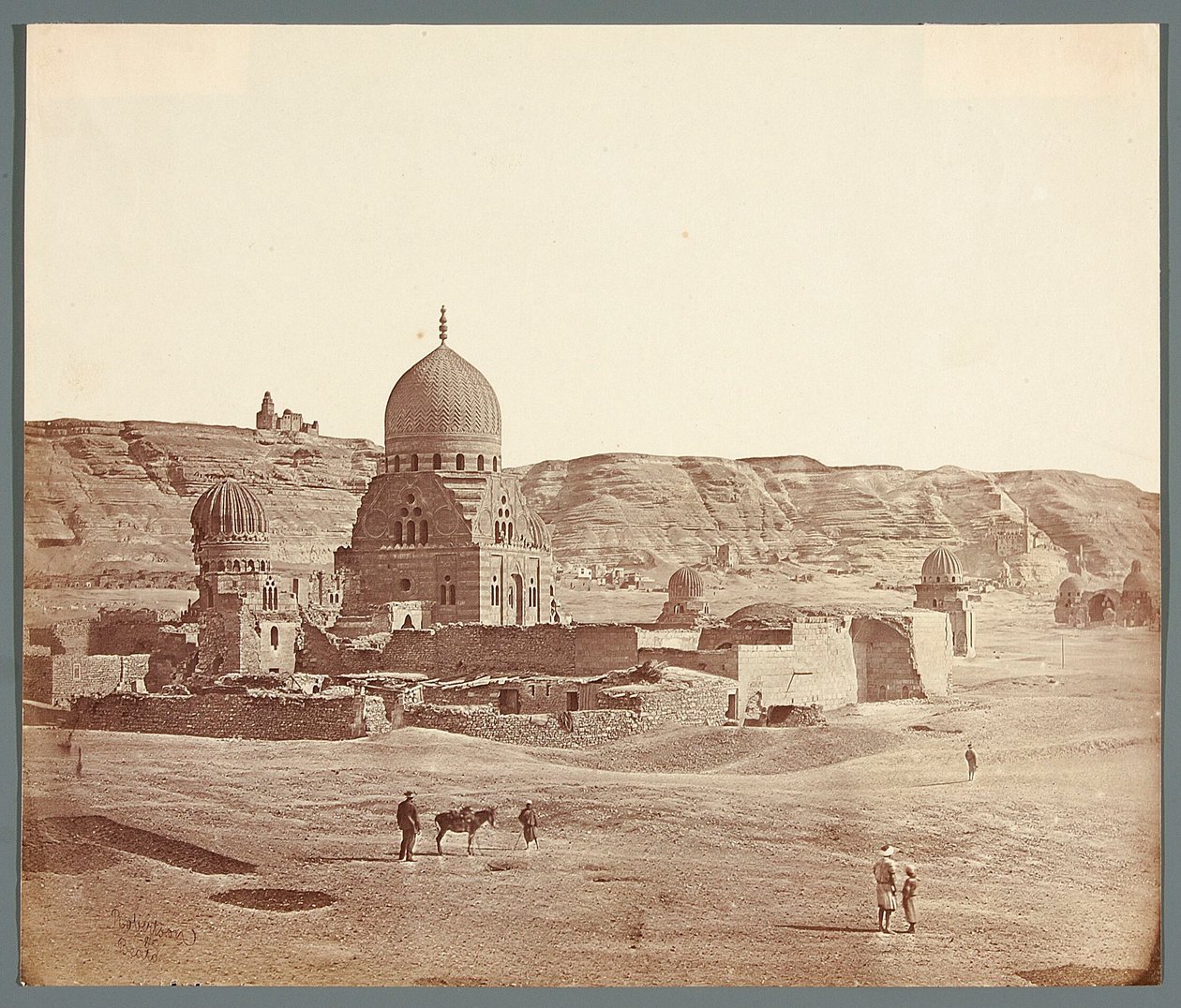 Egypten. Kairo. Södra nekropolen. I förgrunden Suduns mausoleum (1504), i bakgrunden på Mukattam-platån moskén Al-Djujusji av James Robertson