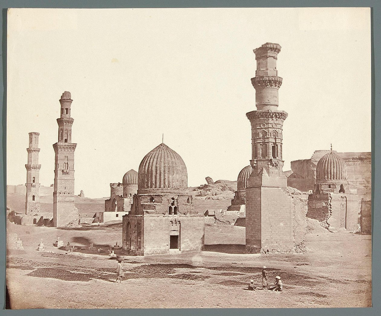Egypten. Kairo. Södra nekropolen. I förgrunden minareten vid Ali Badr Al-Karafis mausoleum (1300-1310), i bakgrunden Kusum-minareten från mamluktiden av James Robertson