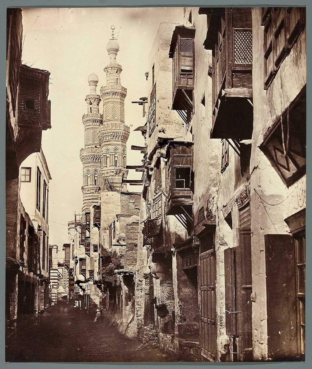 Egypten. Kairo. Gränd - i bakgrunden minareterna på Al-Mu