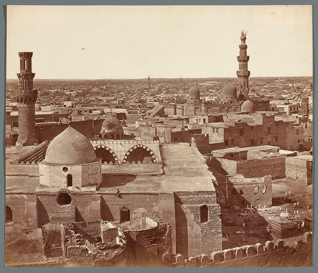 Egypten. Kairo. Översiktsbild – i bakgrunden en madrasa – Umm As-Sultan Sha