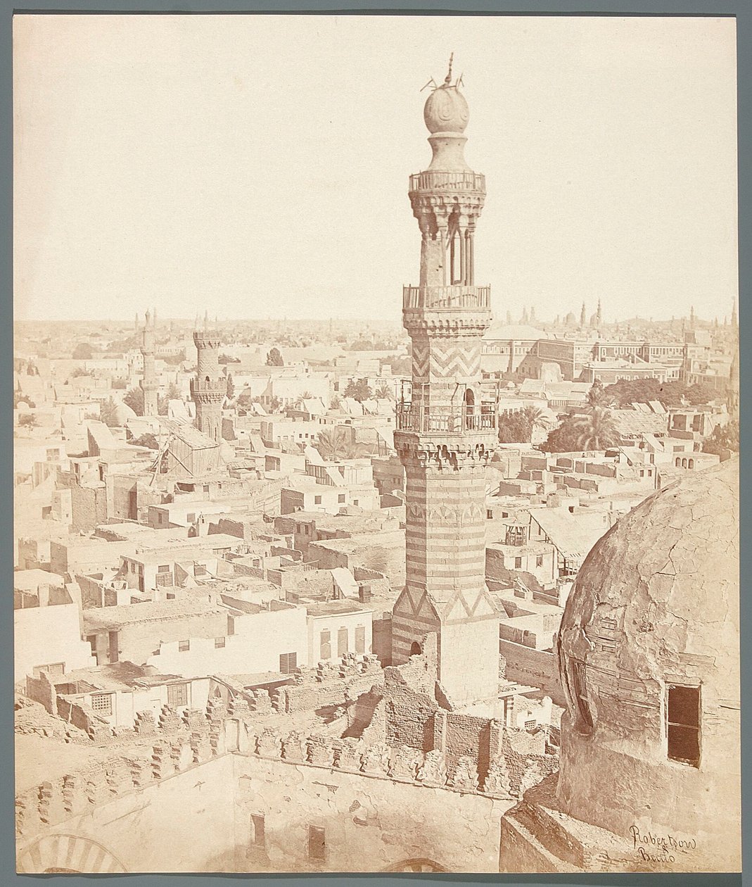Egypten. Kairo. Utsikt från den mamlukiske emiren Sarghitmishs madrasa-mausoleum (1356) av James Robertson