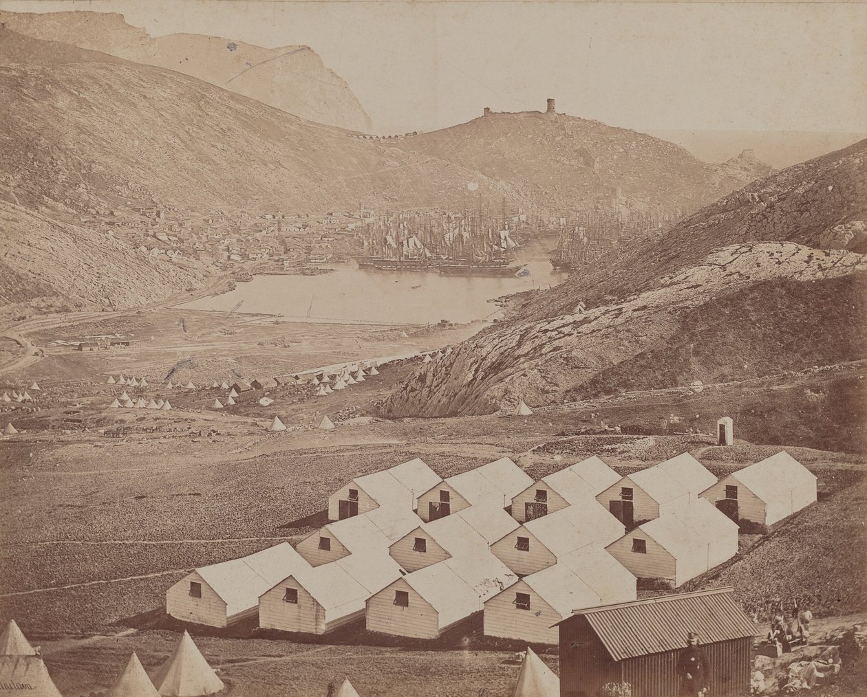 Hutted Camp med Balaclava hamn på avstånd av James Robertson