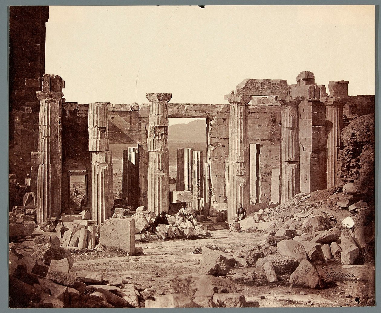 "Interiör av Propylaeerna" [Aten. Akropolis - Propylaeerna] av James Robertson
