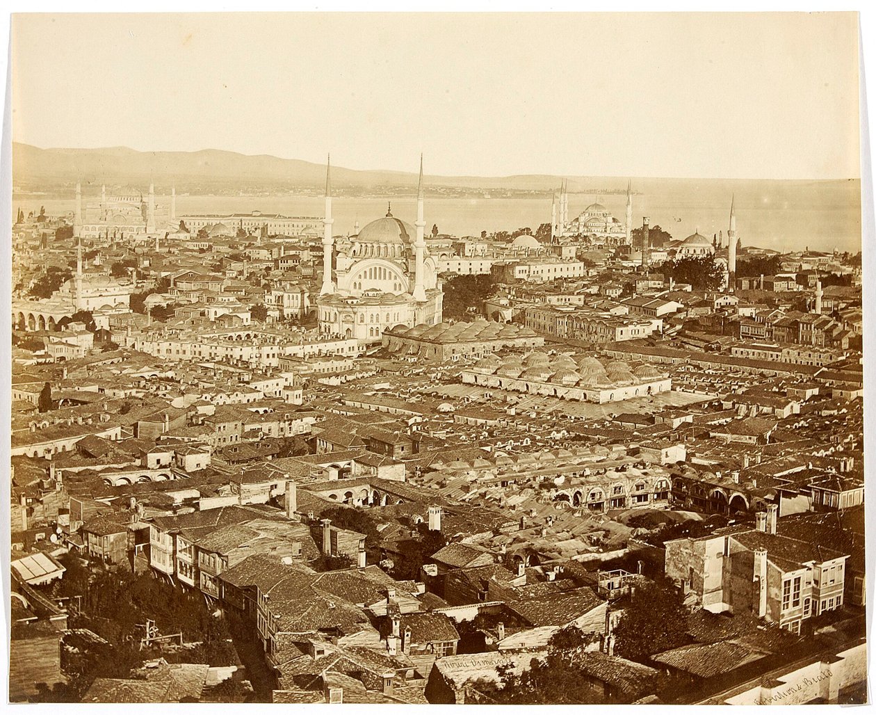 ”Nuri Osmaniye” [Istanbul. Stadspanorama med utsikt över moskéerna: Nuruosmaniye-moskén (i mitten), Blå moskén (i bakgrunden till höger) och Ayasofya (Hagia Sofia) (till vänster)] av James Robertson