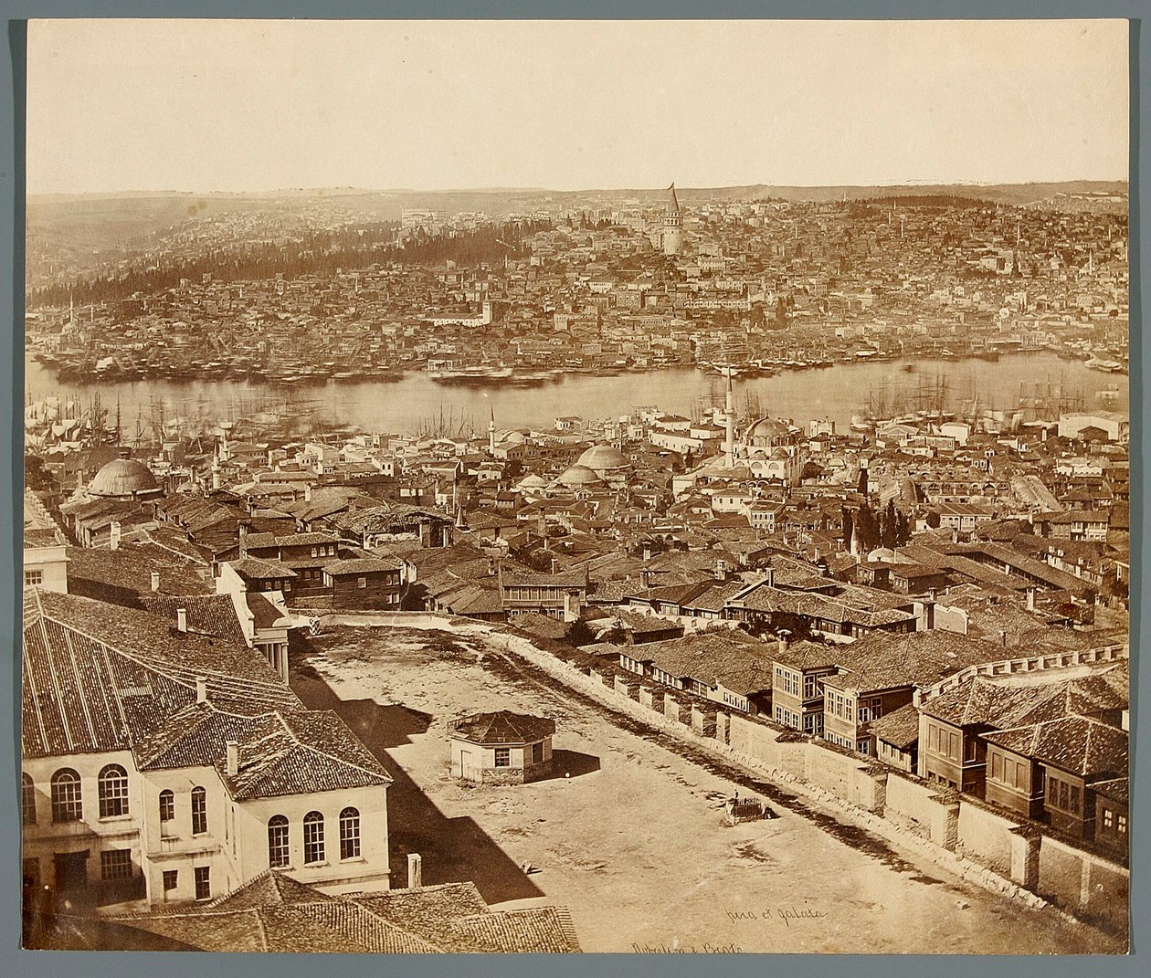 ”Pera och Galata” [Istanbul. Stadspanorama - vy över stadsdelarna Pera och Galata] av James Robertson