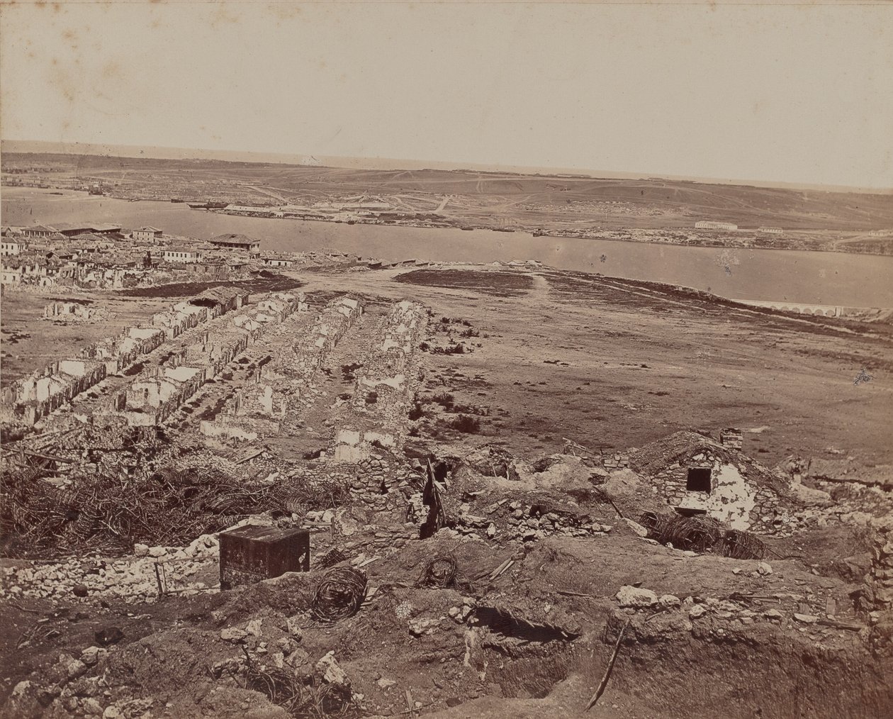 Rester av stenbyggnader av James Robertson