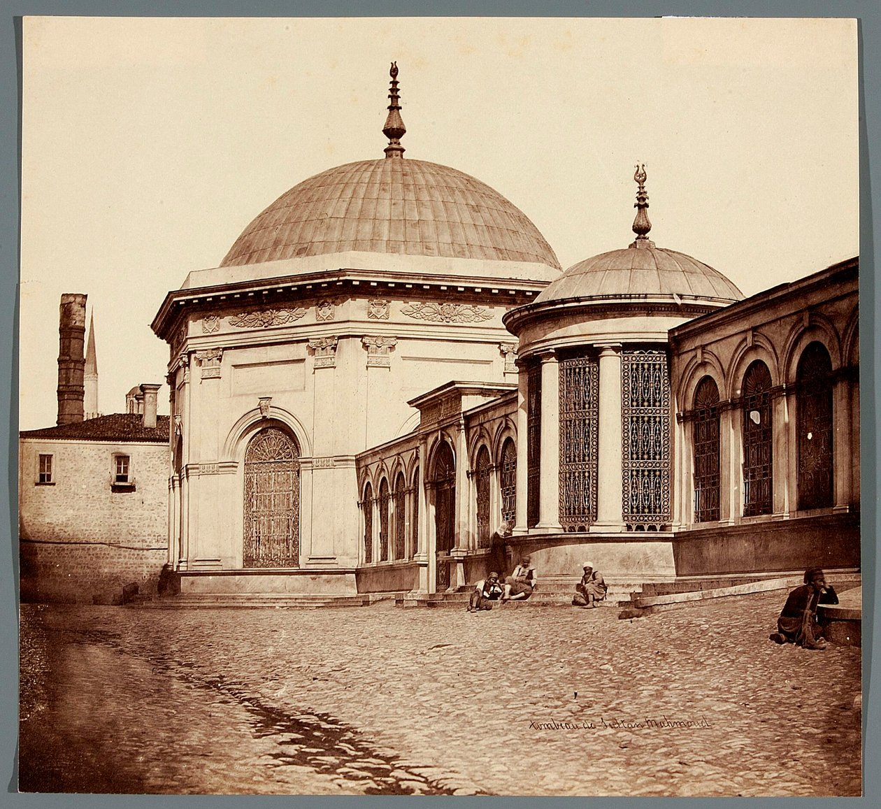 Sultan Mahmuds gravmonument [Istanbul. Sultan Mahmuds gravmonument] av James Robertson