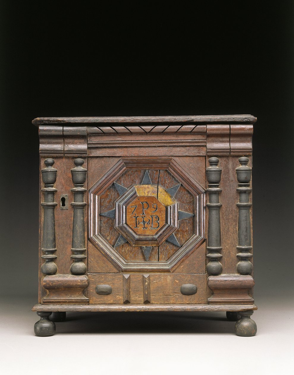 Joseph och Bathsheba-påven ristade och applicerade värdeföremålsskåp, Salem, Massachusetts, 1679 av James Symonds