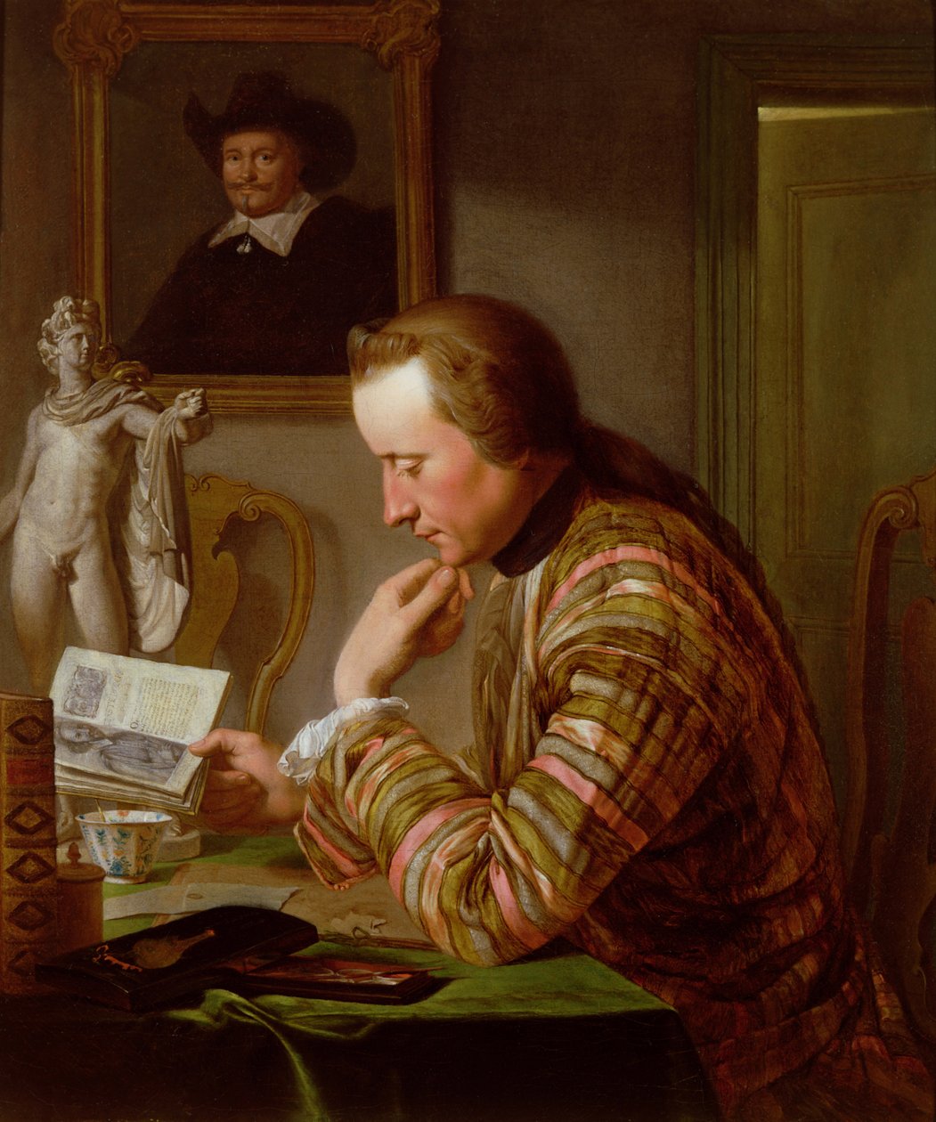 En gentleman läser vid ett bord i ljusskenet av Jan Maurits Quinckhardt