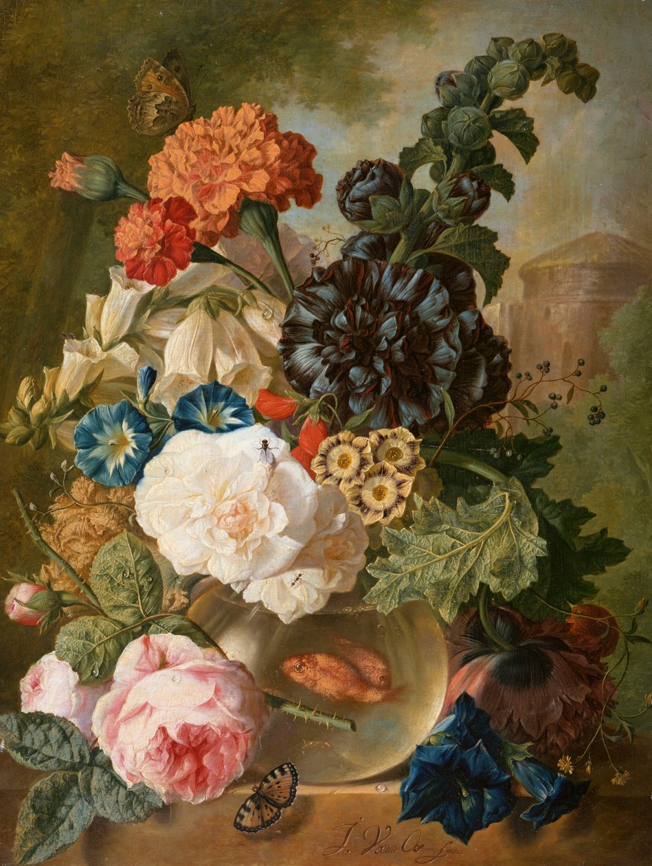 Rosor, krysantemum, pioner och andra blommor i en glasvas med guldfisk på en stenkant av Jan van Os