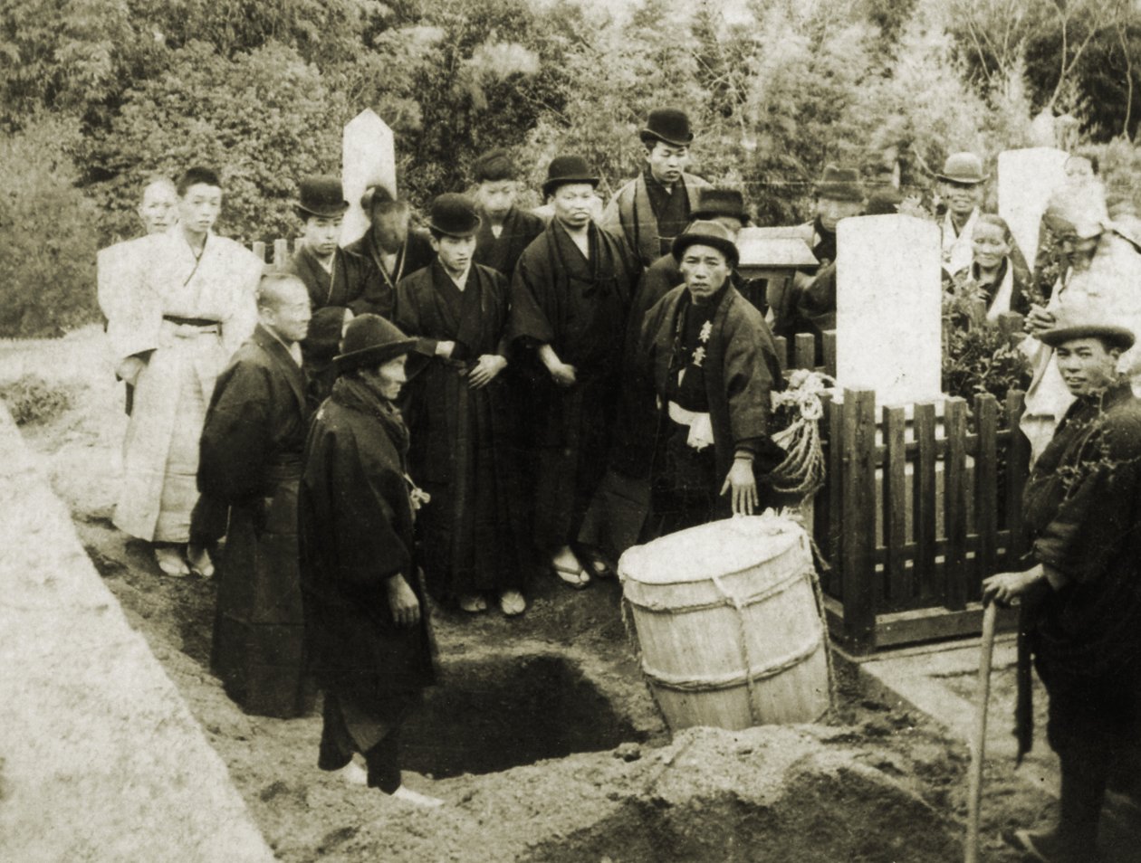 A Buddhist Burial in Japan, ca 1900 (albumfoto) av Japanese Photographer