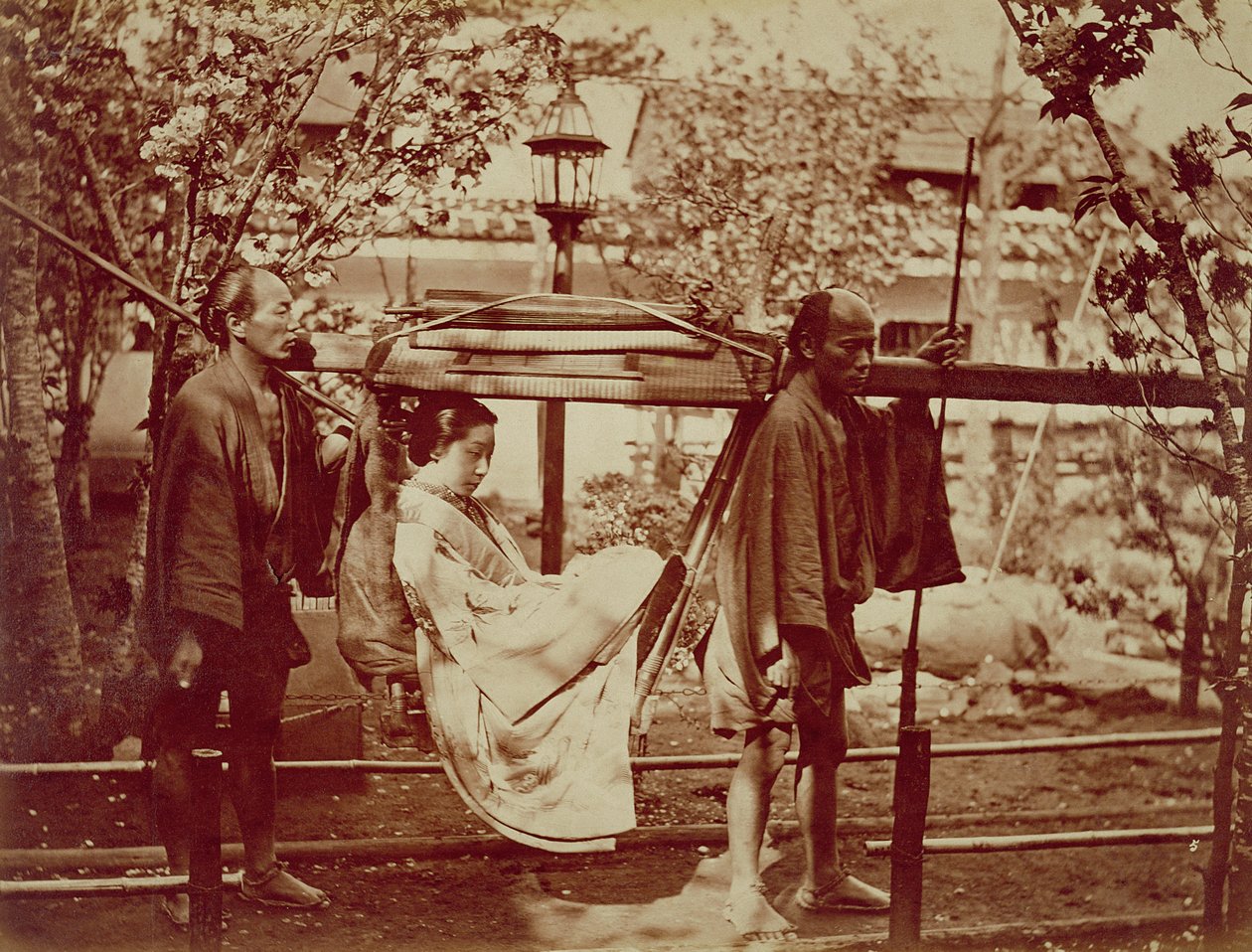 En geisha som bärs i en kull (sepiafoto) av Japanese Photographer