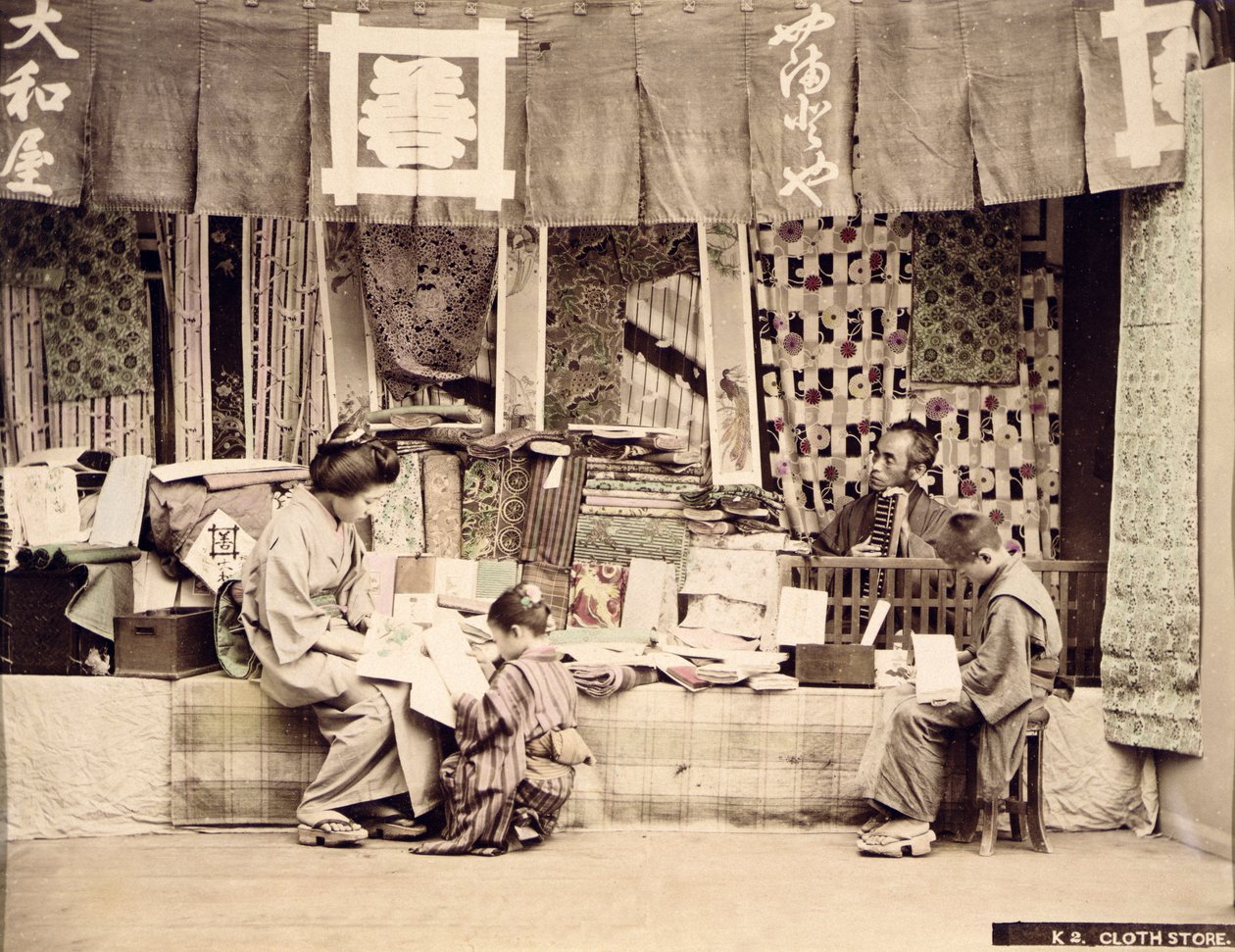 En japansk tygaffär, ca 1890 (handfärgat foto) av Japanese Photographer