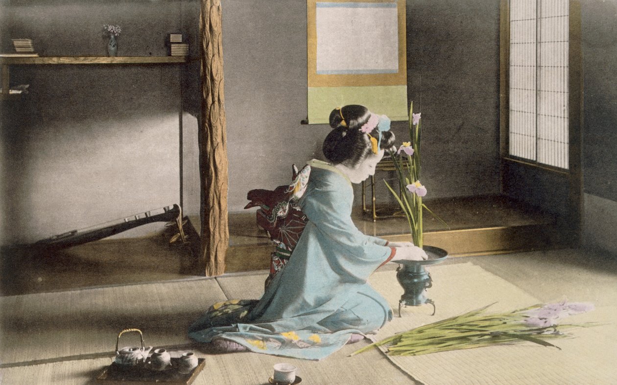 Flicka som ordnar blommor (handfärgat foto) av Japanese Photographer