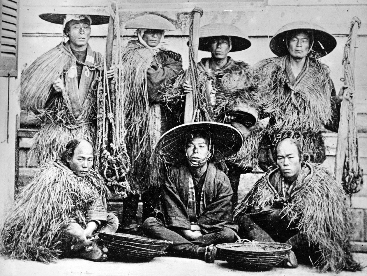 Japanska coolies i halmregnrockar, ca 1860-talet av Japanese Photographer