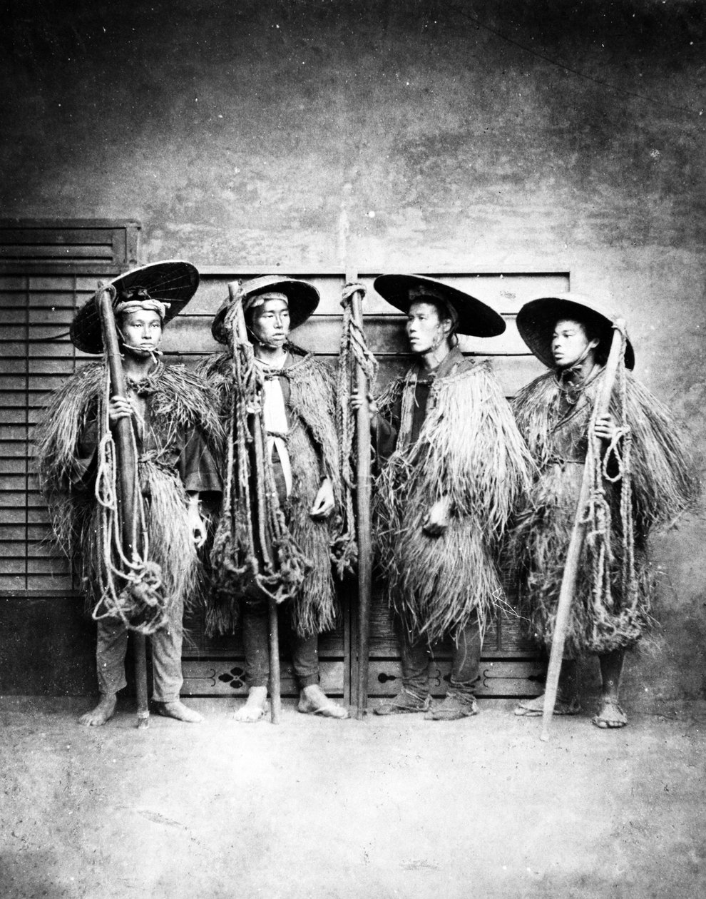 Japanska män i strårockar, ca 1870-talet av Japanese Photographer