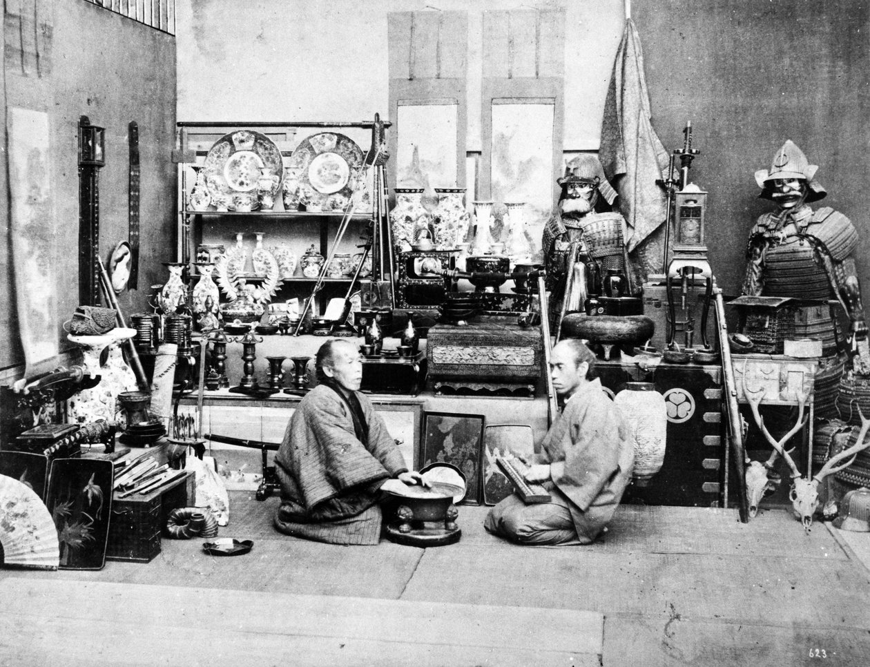 Japanska butiksägare med en kulram, ca 1870-talet av Japanese Photographer