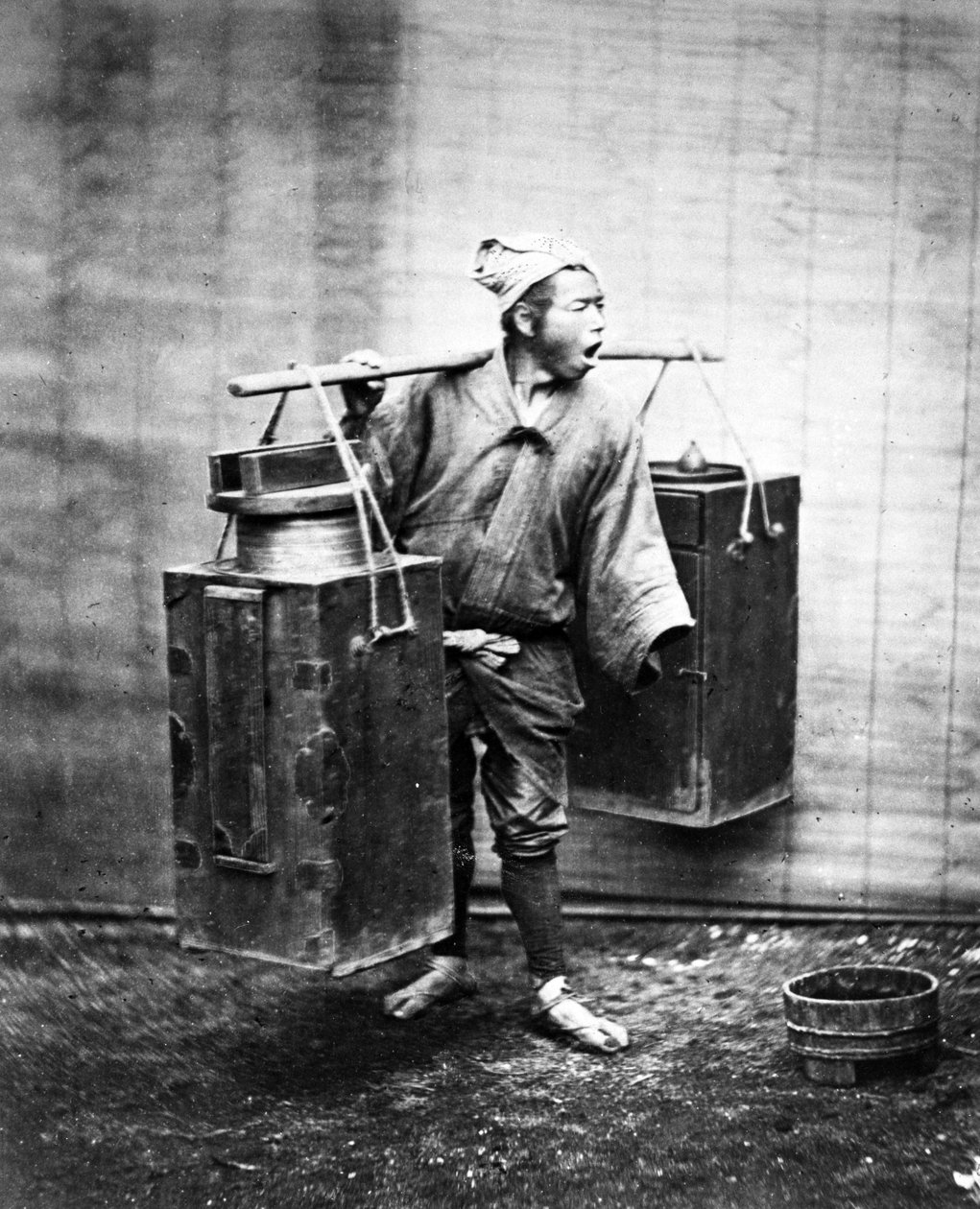 Japansk vattenbärare, ca 1860-80 av Japanese Photographer