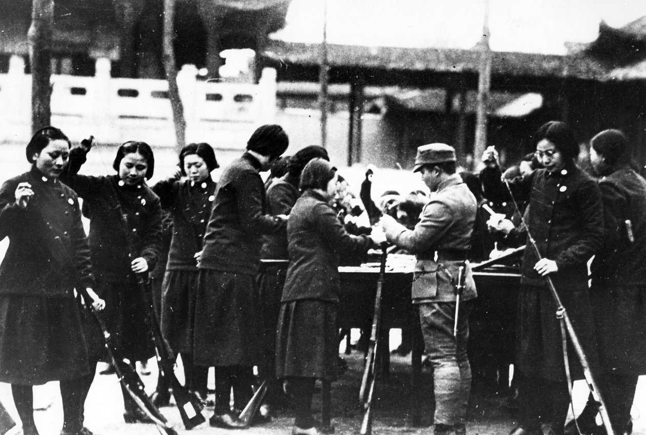 Japanska kvinnor som laddar gevär, ca 1920-30 av Japanese Photographer