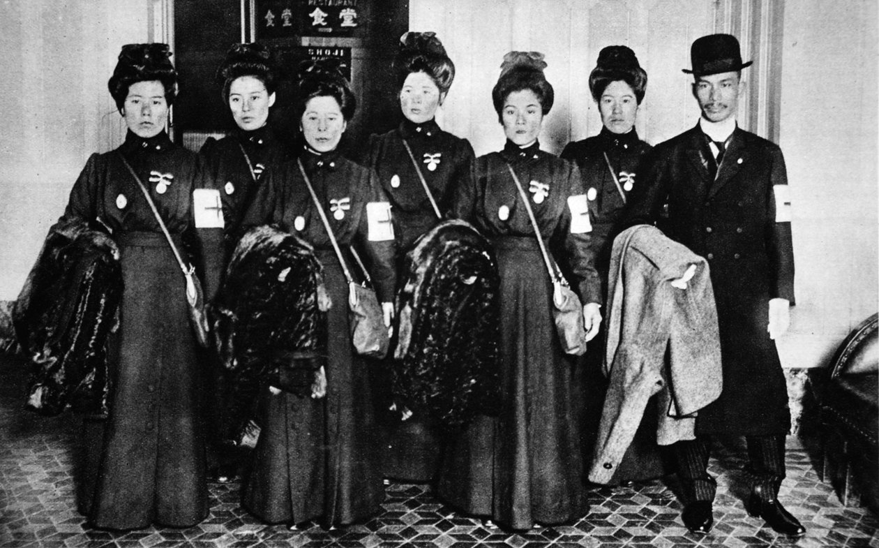 Japanska Röda Korsets arbete till förmån för sina allierade: En ytterligare medicinsk enhet som börjar för Ryssland, från The Illustrated War News, 1916 av Japanese Photographer