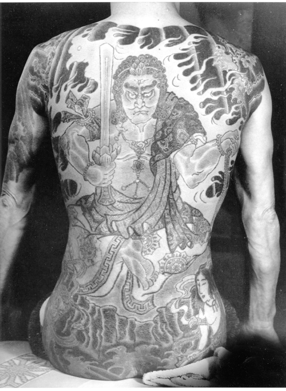 Man med traditionell japansk Irezumi-tatuering, c.1910 av Japanese Photographer